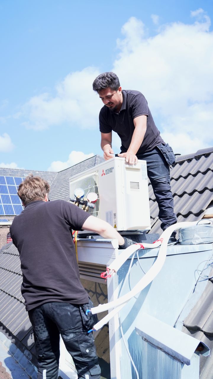 Plaatsing van de Mitsubishi Electric buitenunit op het dak