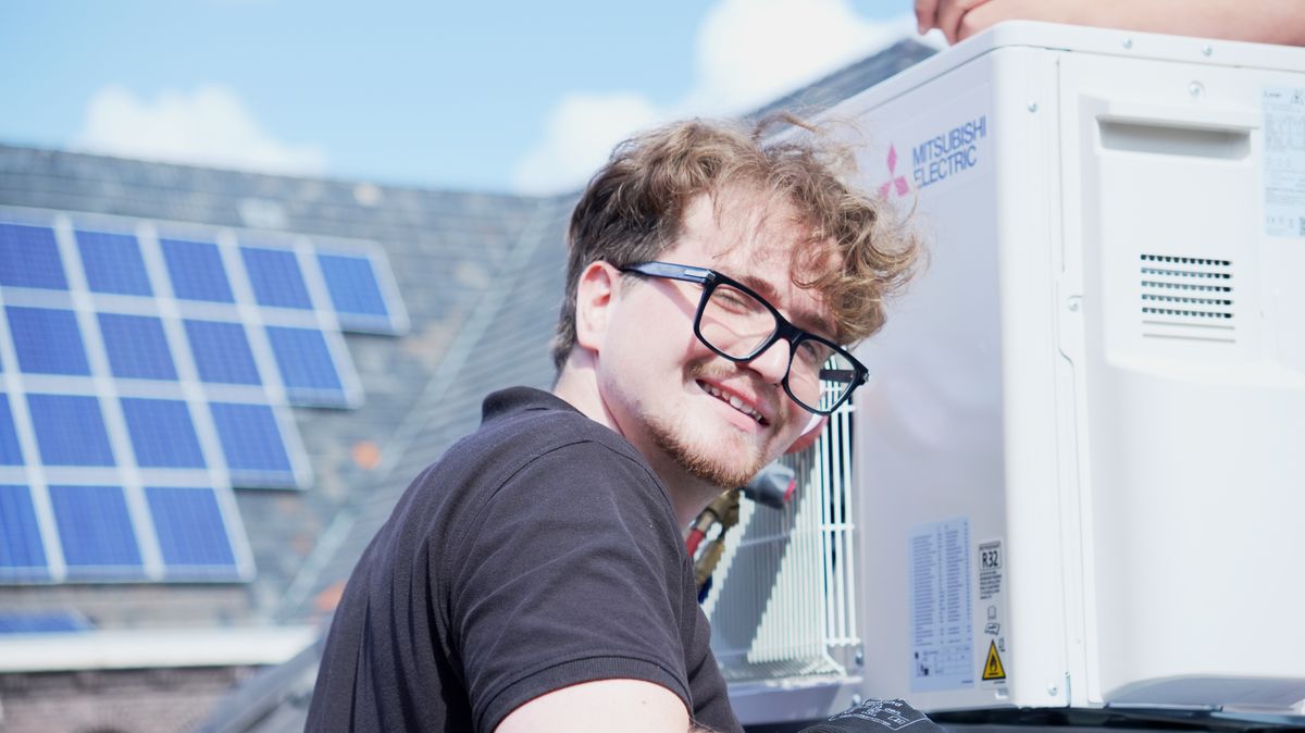 Vacumeren en testen van het koelcircuit op het dak