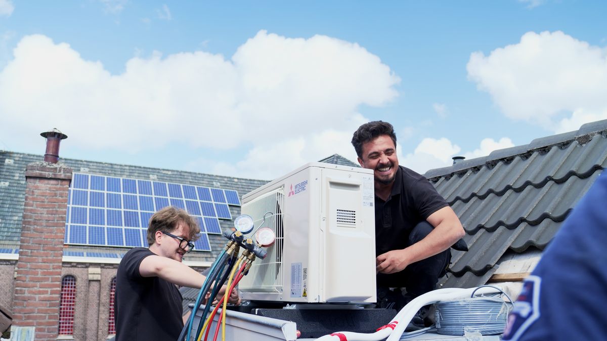 Ons team monteert de buitenunit op een hellend dak