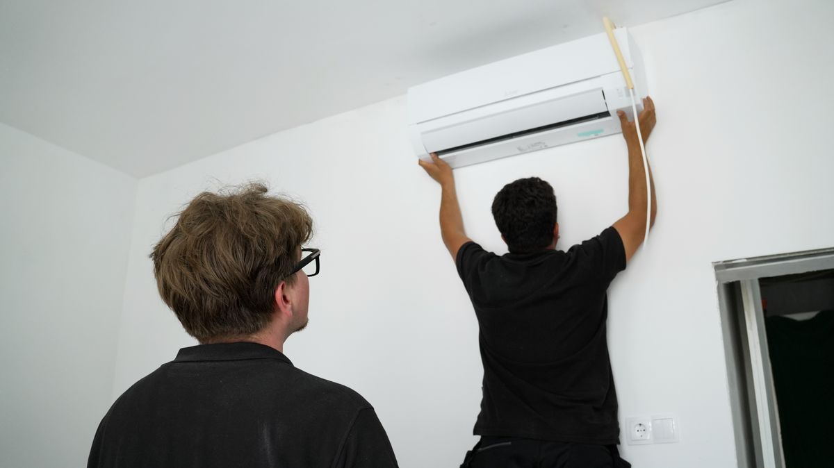 Montage van de binnenunit in de woning